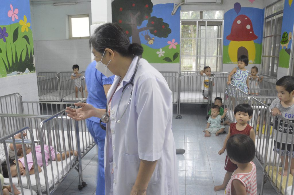 Đoàn công tác Bệnh viện tặng quà cho các cháu Làng Thiếu niên Thủ Đức.